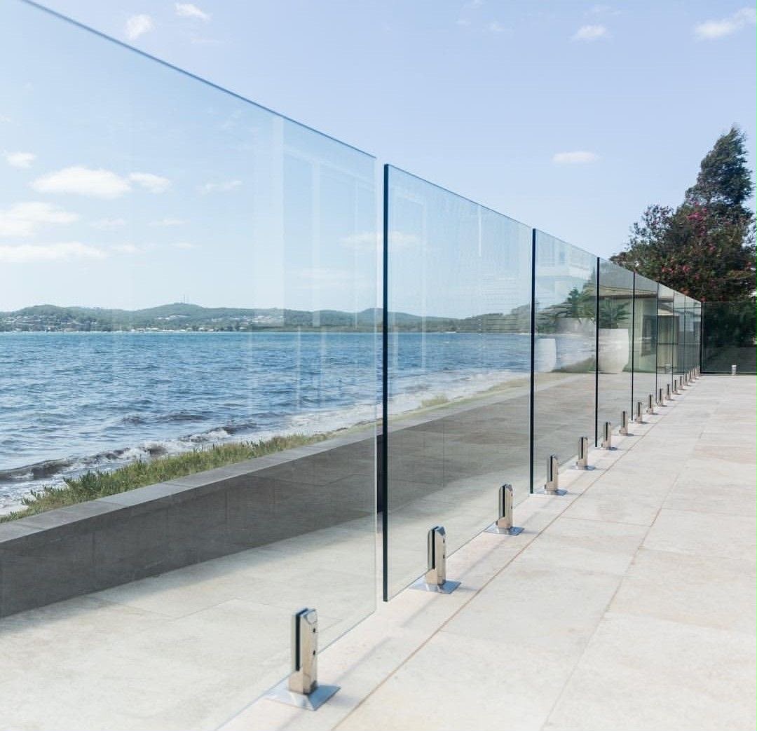 Frameless glass railing